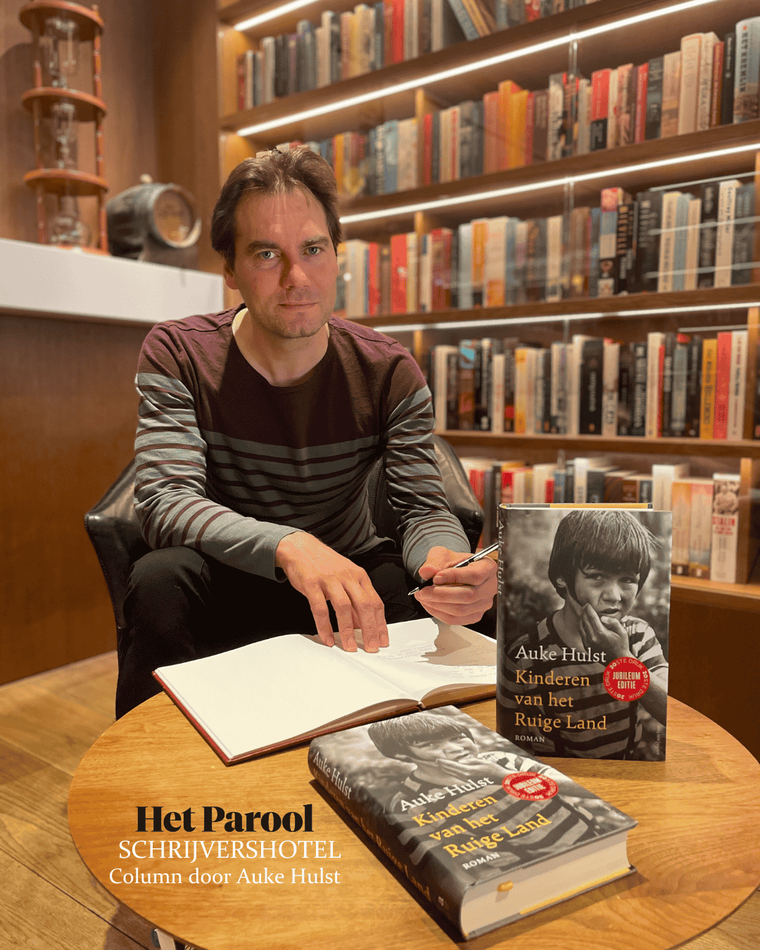 L’auteur Auke Hulst dédicace son livre Kinderen van het ruige land à l’hôtel Ambassade pour la bibliothèque de l’hôtel.
