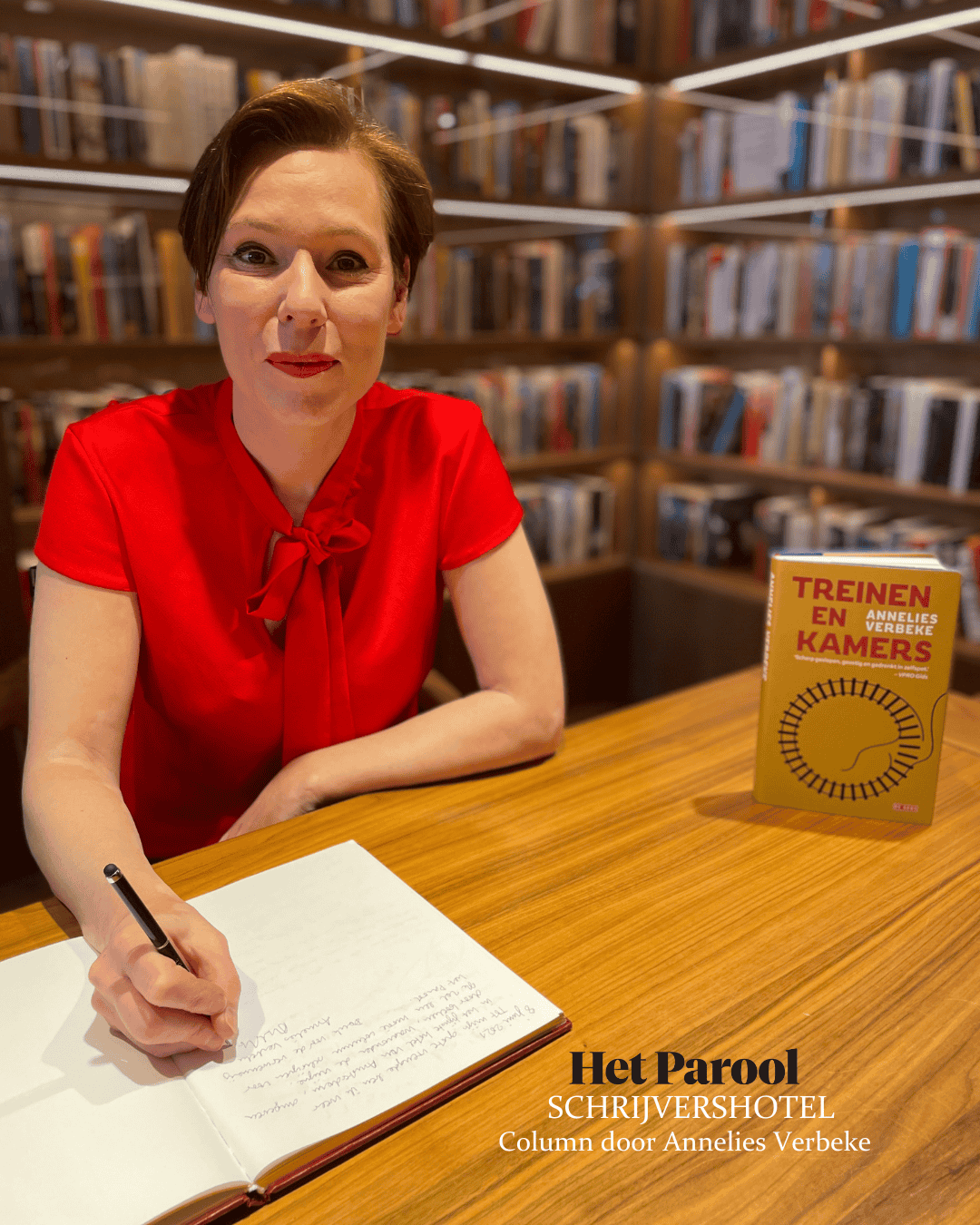 L’auteure Annelies Verbeke dédicace son livre Treinen en kamers à l’hôtel Ambassade pour la bibliothèque de l’hôtel.