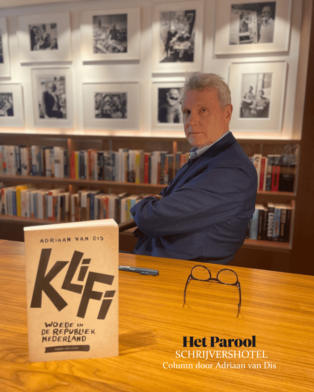 L’auteur Adriaan van Dis dédicace son livre Klifi : Woede in de republiek Nederland à l’hôtel Ambassade pour la bibliothèque de l’hôtel.