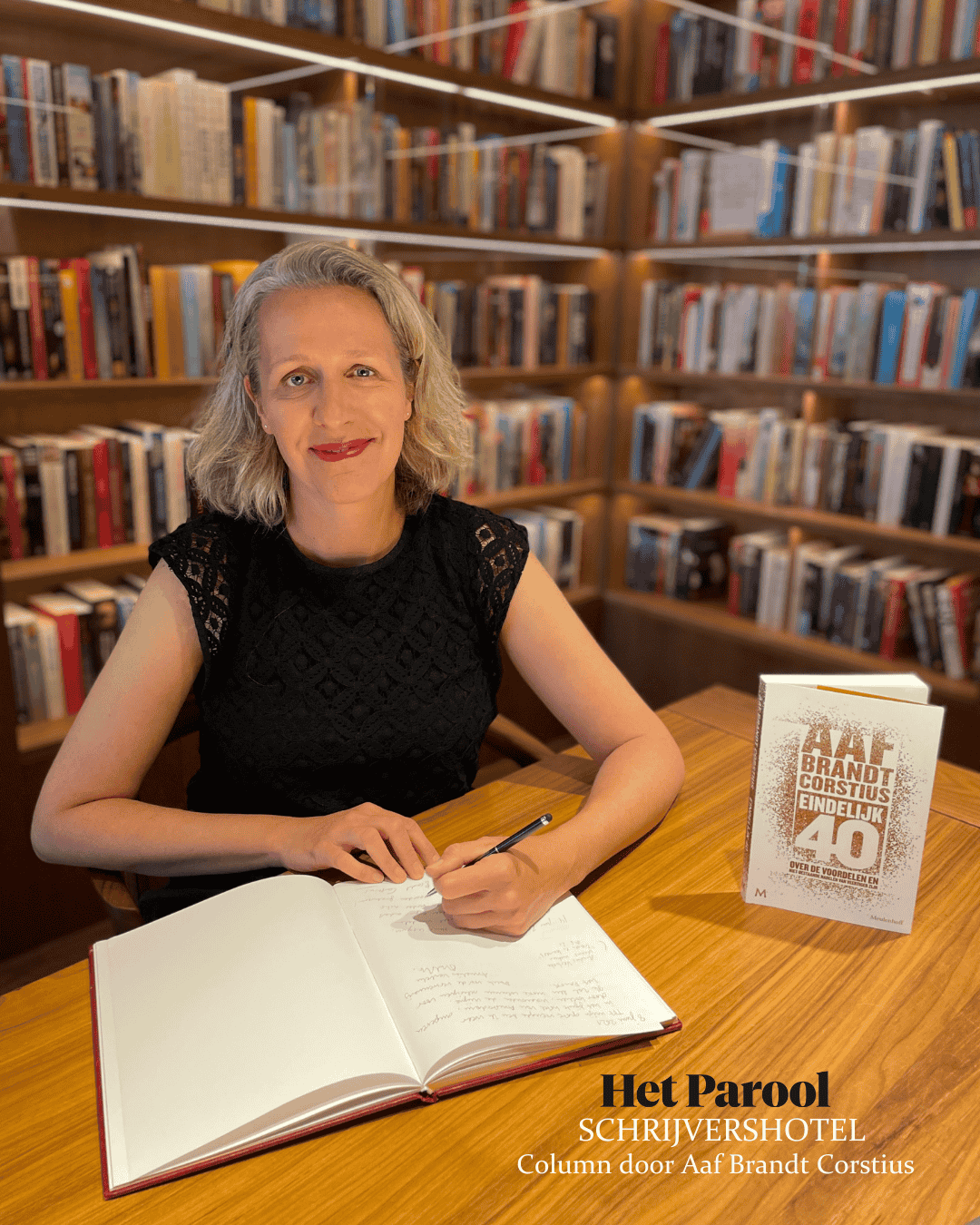 L’auteure Aaf Brandt Corstius dédicace son livre Eindelijk 40 à l’hôtel Ambassade pour la bibliothèque de l’hôtel.