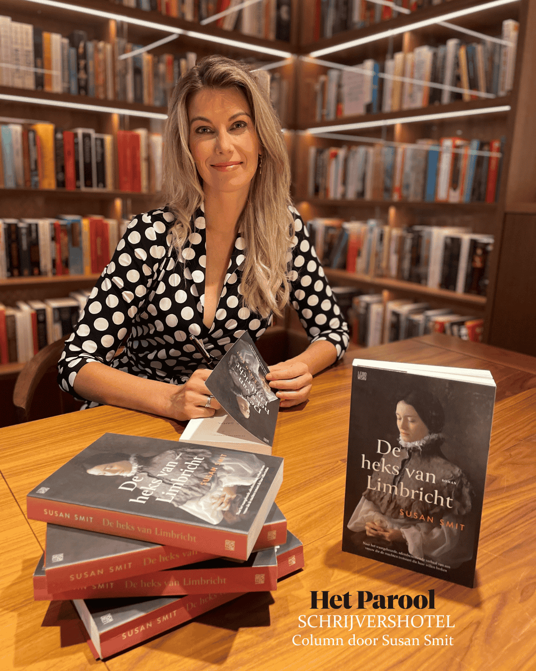 L’auteure Susan Smit dédicace son livre De Heks van Limbricht à l’hôtel Ambassade pour la bibliothèque de l’hôtel.