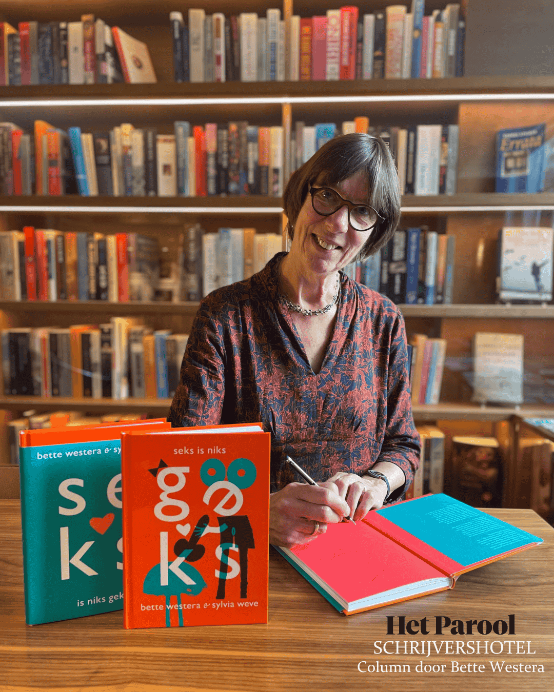 L’auteure Bette Westra dédicace son livre Seks is niks geks à l’hôtel Ambassade pour la bibliothèque de l’hôtel.