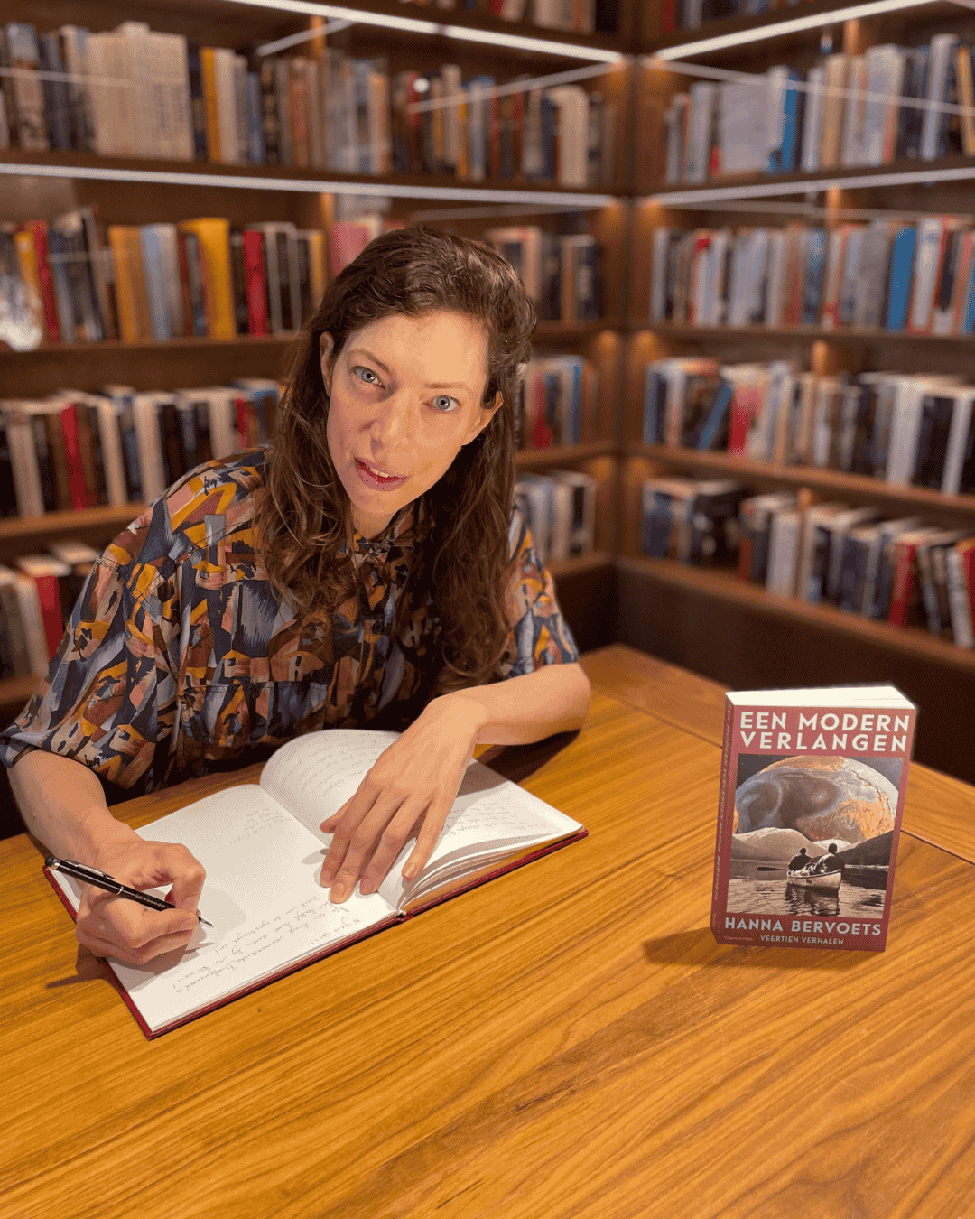 L’auteure Hanna Bervoets dédicace son livre Een modern verlangen à l’hôtel Ambassade pour la bibliothèque de l’hôtel.