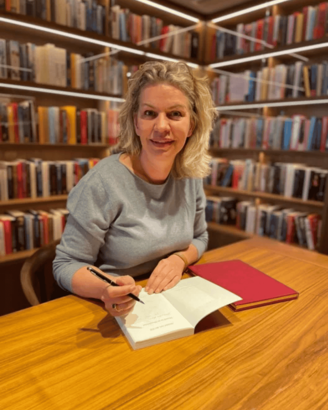 L’auteure Annejet van der Zijl dédicace son livre à l’hôtel Ambassade pour la bibliothèque de l’hôtel.