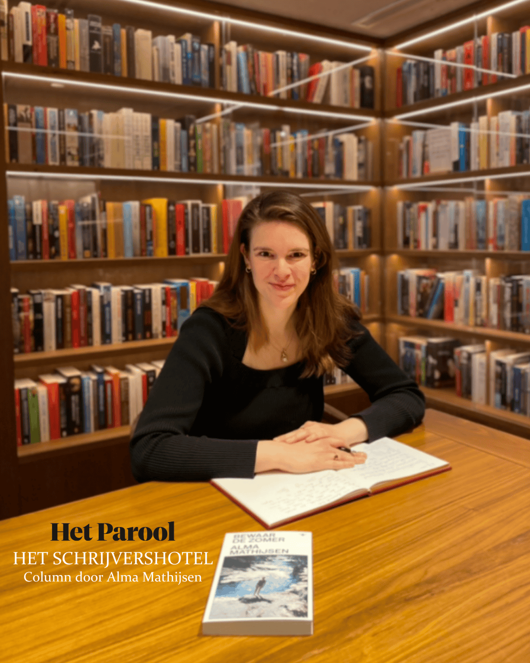 L’auteure Alma Mathijsen dédicace son livre Bewaar de zomer à l’hôtel Ambassade pour la bibliothèque de l’hôtel.