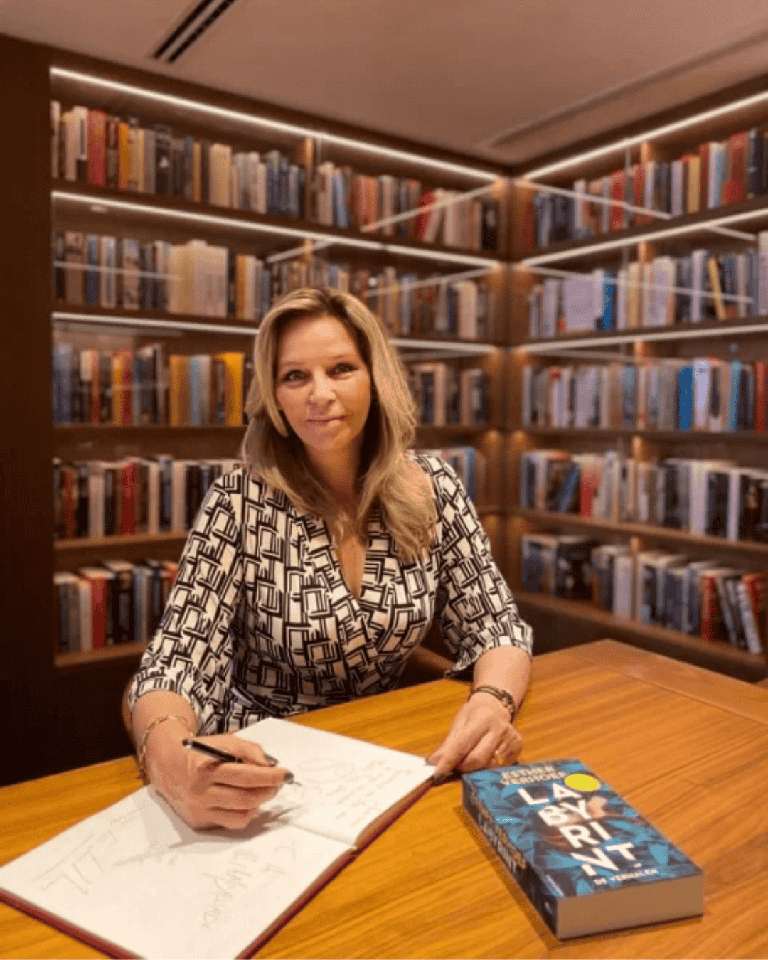 L’auteure Esther Verhoef dédicace son livre Labyrint à l’hôtel Ambassade pour la bibliothèque de l’hôtel.