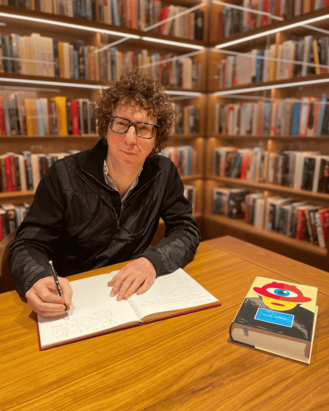 L’auteur Arnon Grunberg signe son livre à l’Ambassade Hôtel pour la bibliothèque de l’hôtel.