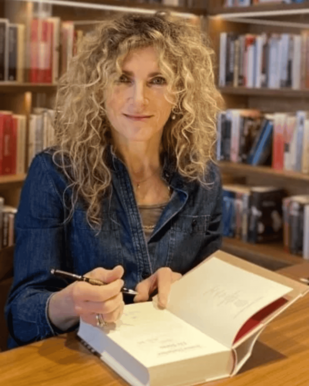 L’auteure Jessica Durlacher dédicace son livre à l’hôtel Ambassade pour la bibliothèque de l’hôtel.