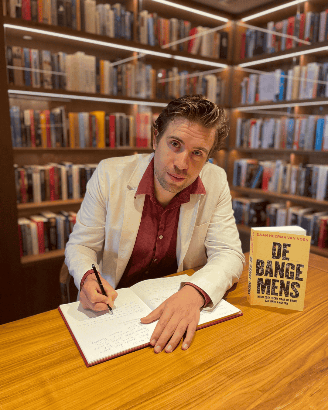 L’auteur Daan Heerma van Voss dédicace son livre De bange mens à l’hôtel Ambassade pour la bibliothèque de l’hôtel.