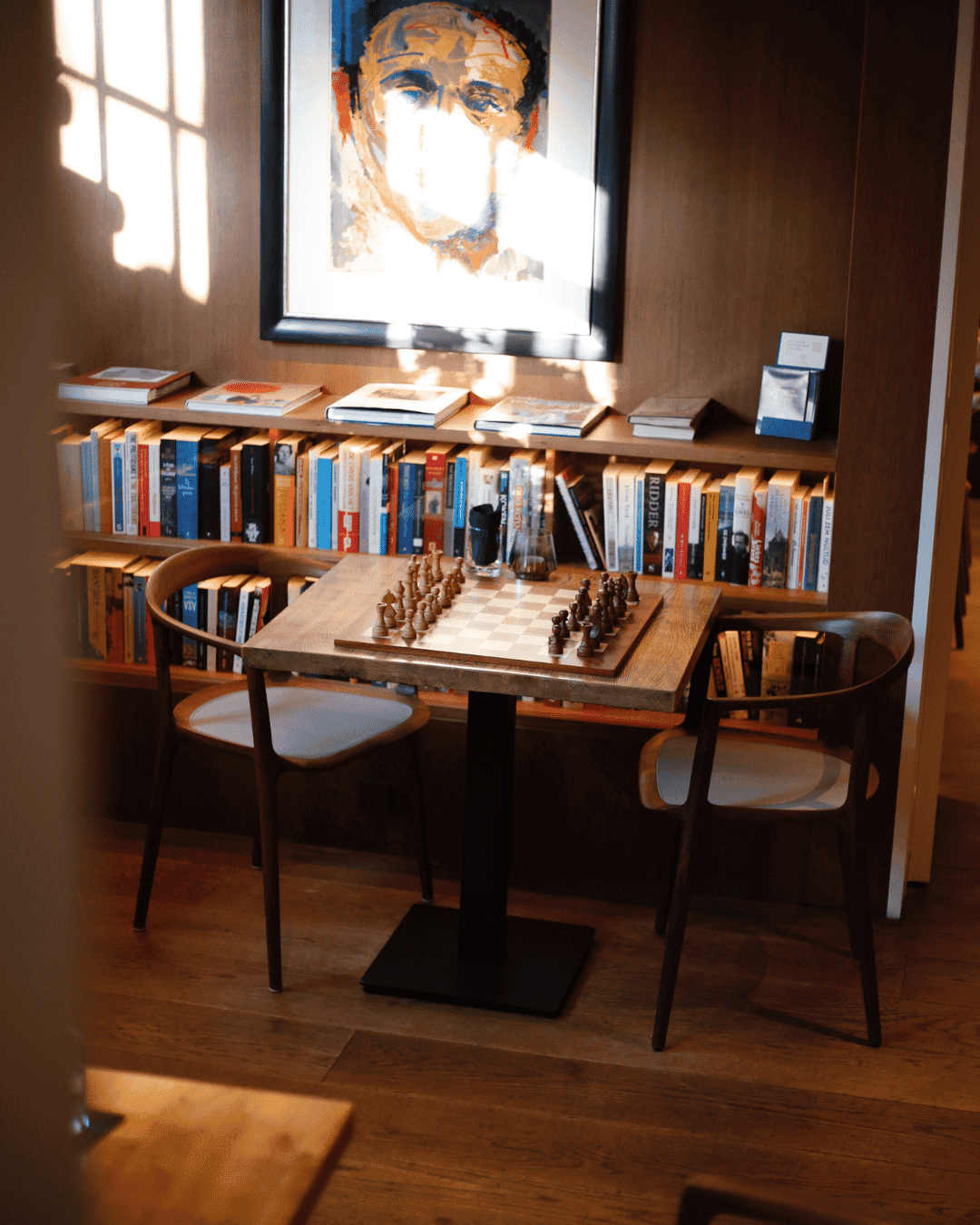 Table avec un jeu d'échecs au Library Bar de l'hôtel Ambassade à Amsterdam.