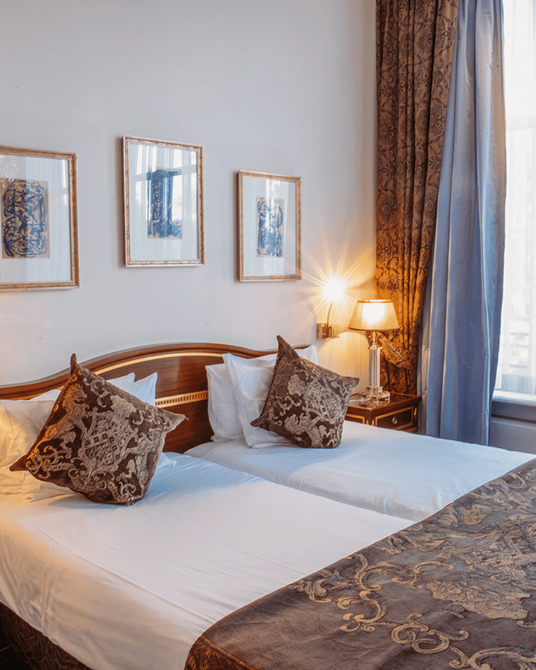 Configuration confortable de lits jumeaux à l'hôtel Ambassade à Amsterdam.