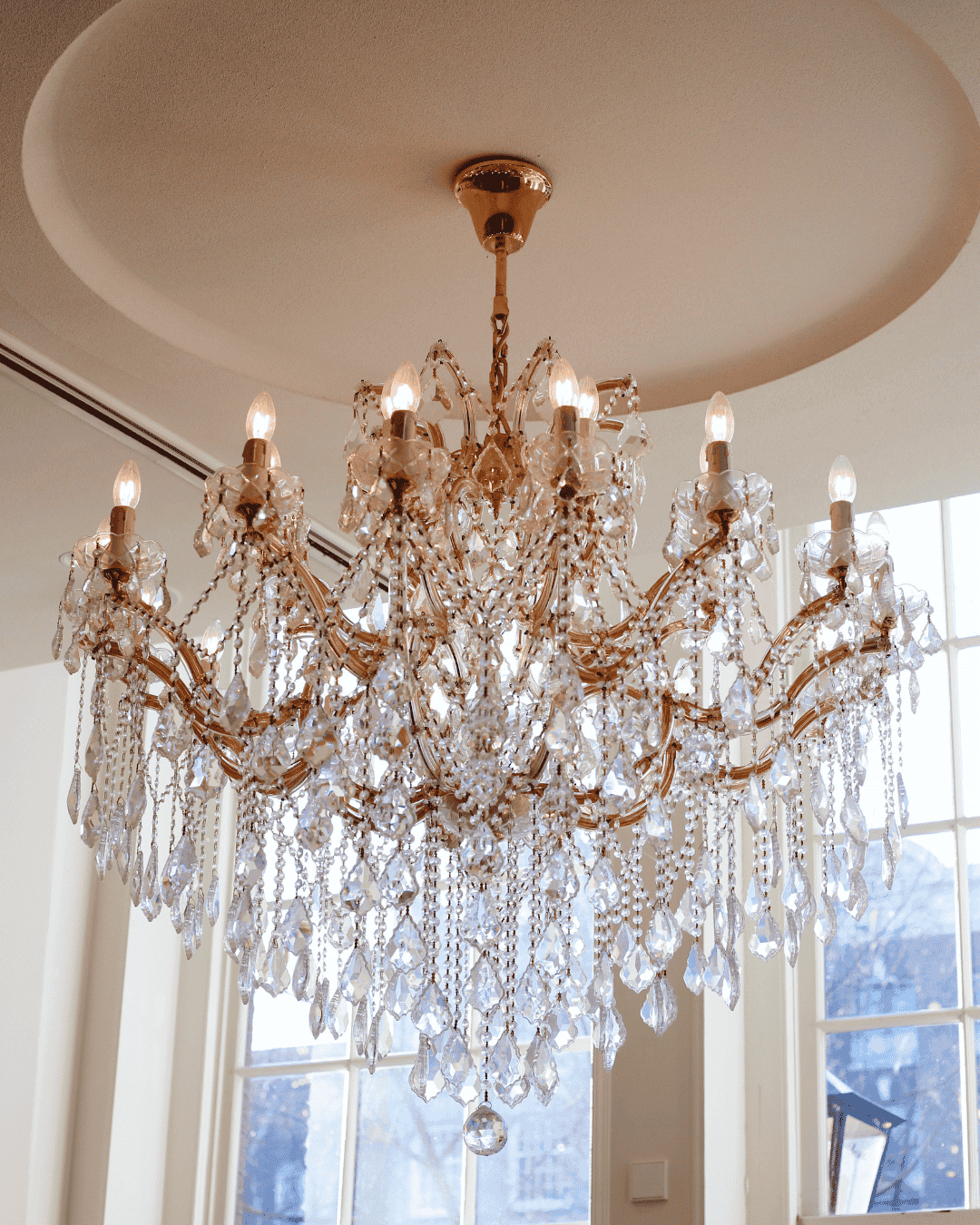 Impressionnant grand lustre suspendu dans la Brasserie Ambassade de l'hôtel Ambassade à Amsterdam.