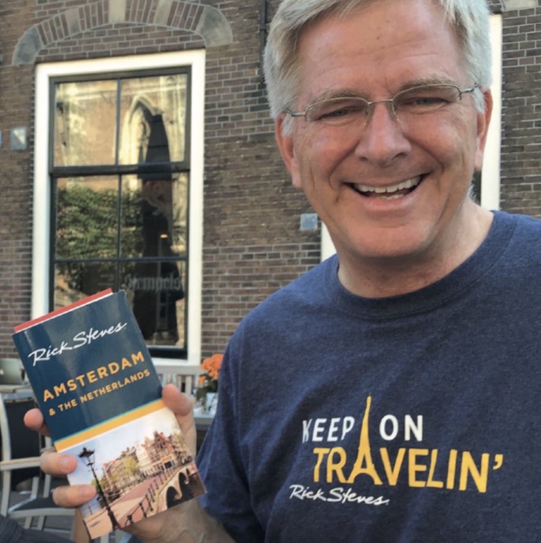 Reisschrijver Rick Steves tijdens zijn verblijf in het Ambassade Hotel, waar hij inzichten deelt over culturele onderdompeling en bewust reizen.