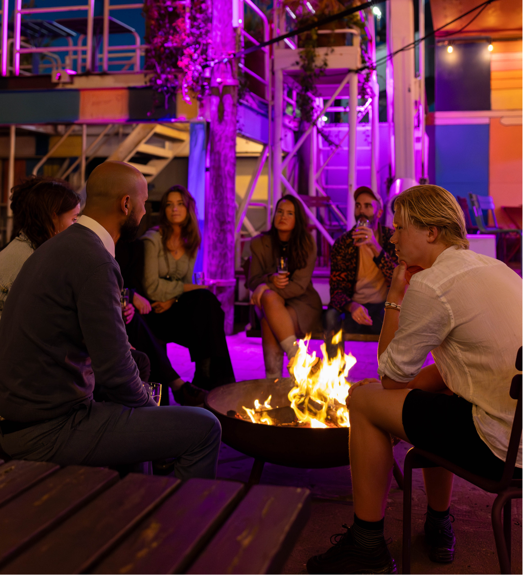 Mitarbeitende des Ambassade Hotels genießen die Betriebsfeier.