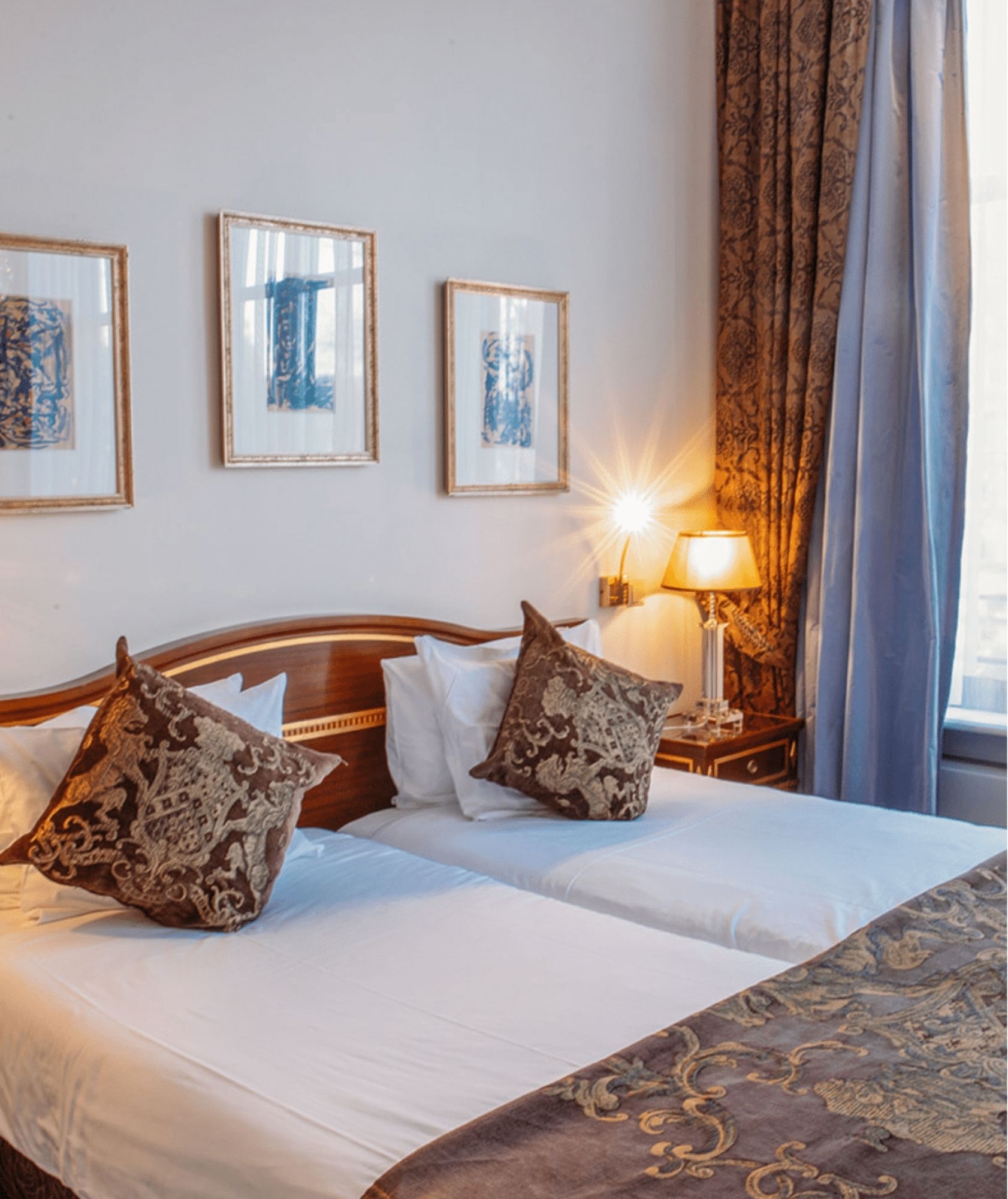 Deluxe kamer met uitzicht op de gracht en blauwe accenten in het Ambassade Hotel in Amsterdam, met uitzicht op de Herengracht.