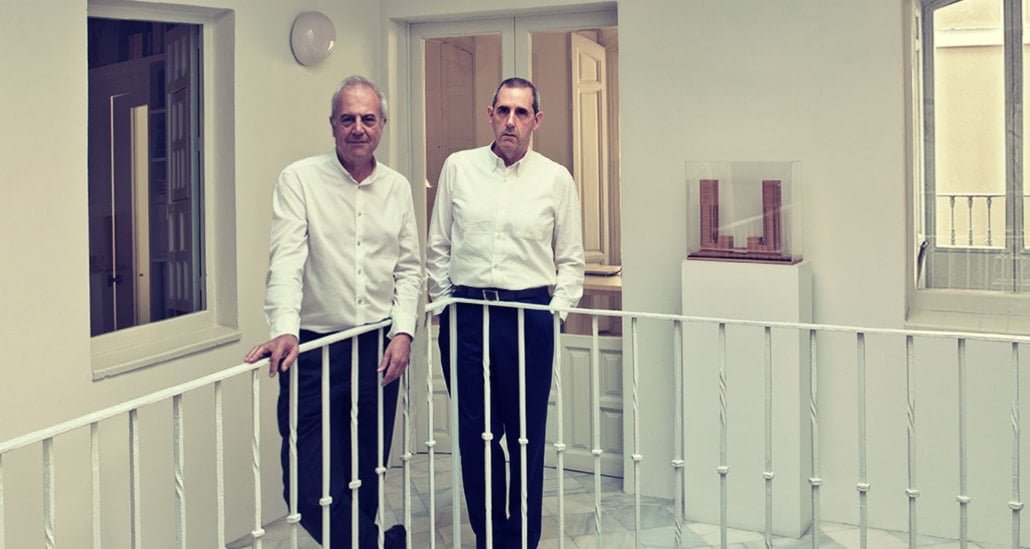 Portret van architecten Cruz y Ortiz, ontwerpers van de lobby, de Library Bar en de Brasserie Ambassade van het Ambassade Hotel.