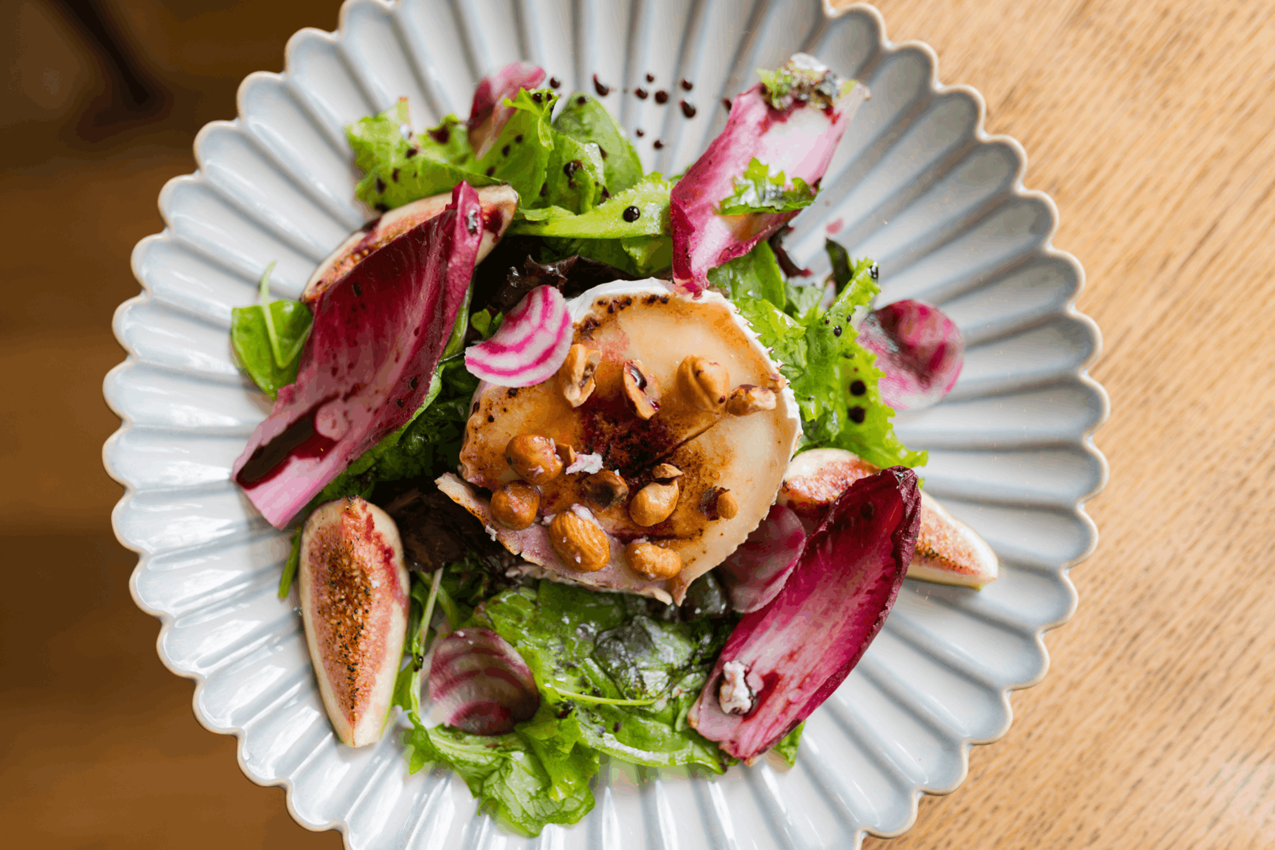 Geitenkaassalade geserveerd bij Brasserie Ambassade.