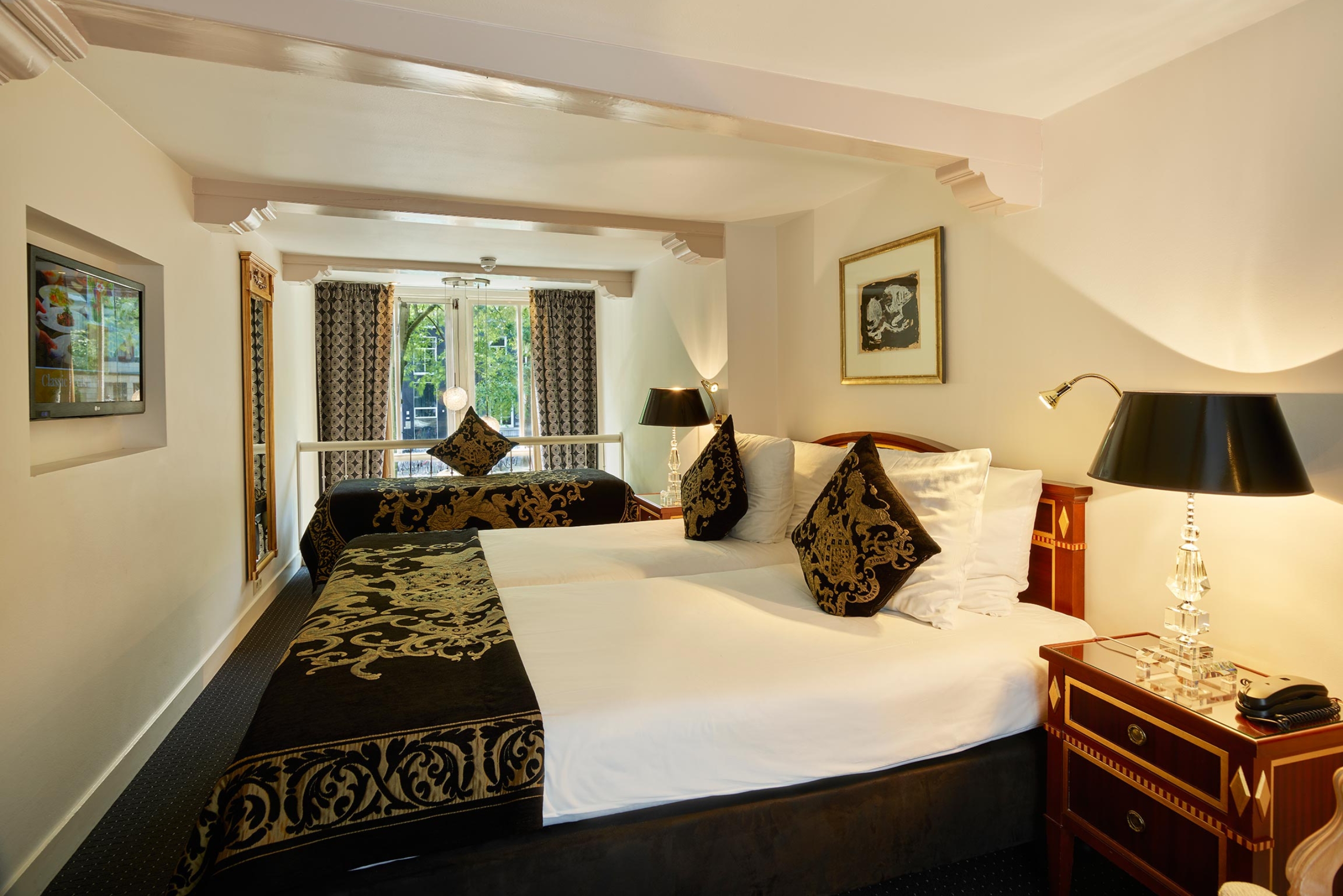 Duplex split-level superior room